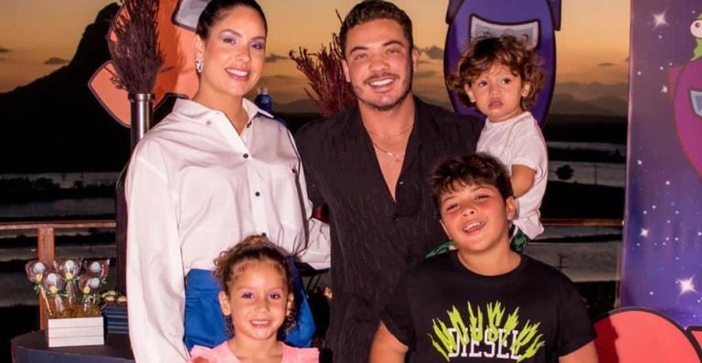 Wesley Safadão encanta fãs ao posar coladinho a família: ”Seus lindos”