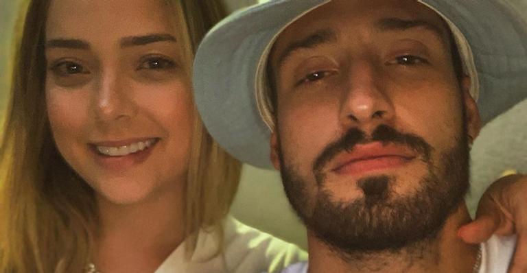 Carol Dantas relembra clique na praia com Vinicius Martinez: ”Saudades desse passeio”