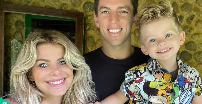 Durante viagem no campo, Karina Bacchi posa ao lado da família e se declara: ”Com meus amores”