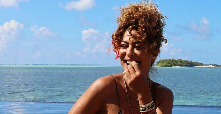 Juliana Paes posa deslumbrante com cabelo natural e brinca: ”Compras de Natal”