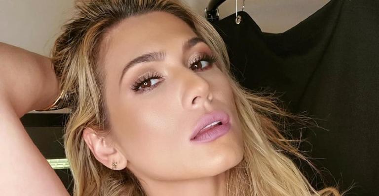 Lívia Andrade surge se divertindo com flamingos em praia paradisíaca