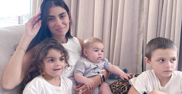 Mariana Uhlmann se derrete ao publicar clique dos filhos abraçadinhos: ”Fiquei emocionada”