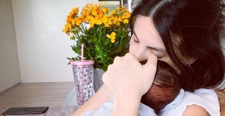 Sthefany Brito mostra momento fofo com o filho: ”Minha vida inteirinha nos meus braços”