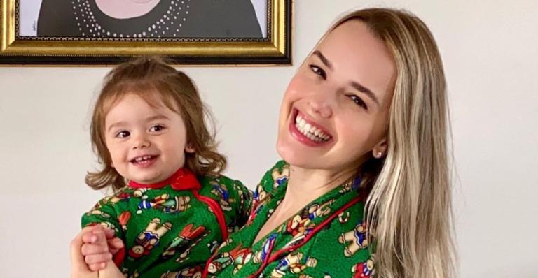 Thaeme Mariôto se derrete ao flagrar a filha, Liz, se divertindo com o primo em piscina inflável