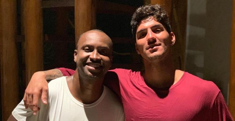 Thiaguinho presta homenagem a Gabriel Medina: ”É um prazer ser amigo de um cara tão do bem”