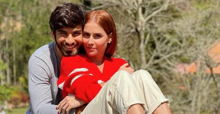 Deborah Secco se declara ao posar coladinha com Hugo Moura: ”Meu porto seguro”