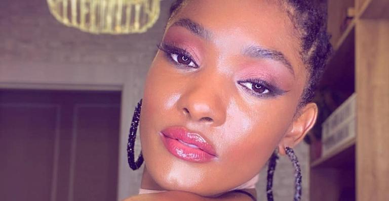 Erika Januza encanta fãs ao posar coladinha com seus cachorrinhos: ”Coisa linda!”