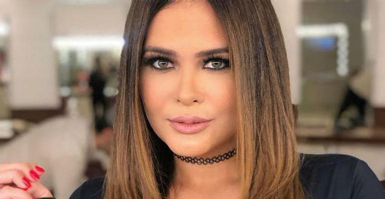 Geisy Arruda aumenta a temperatura ao posar de fio dental provocante