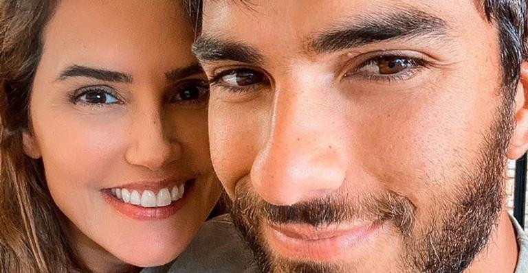 Hugo Moura posa coladinho com Deborah Secco durante malhação