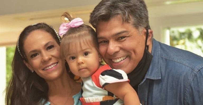 Mauricio Mattar faz ensaio fotográfico natalino ao lado da família e encanta fãs: ”Que lindos!”