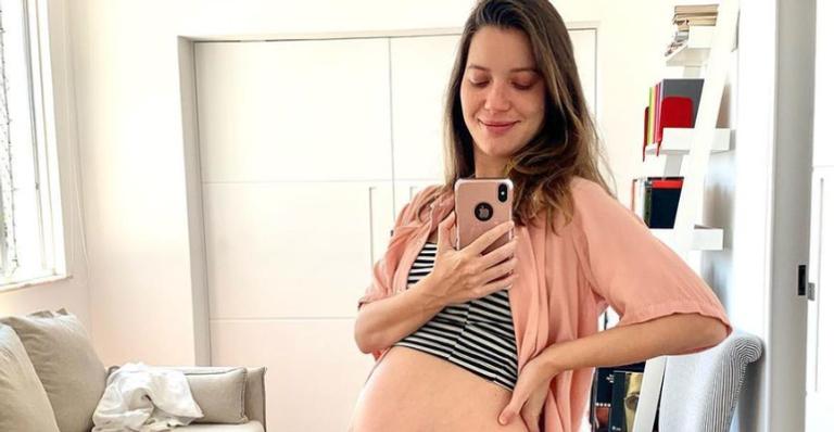 Nathalia Dill exibe barrigão em cliques na piscina e fãs se derretem: ”Que mamãe mais linda!”