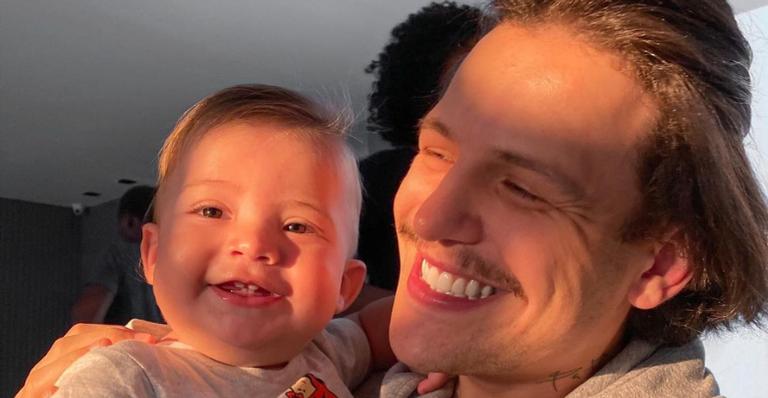 Saulo Poncio se derrete ao publicar clique de Davi brincando na piscina: ”Goxtosura”