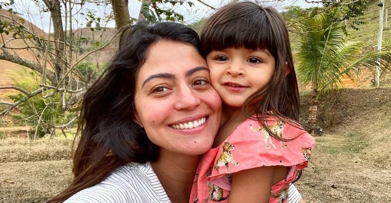 Carol Castro relembra primeiro Natal da filha, Nina e encanta web: ”Que fofuras!”