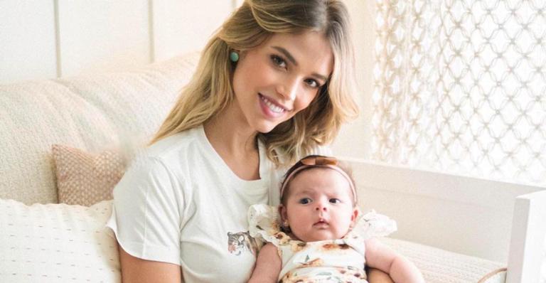 Carol Dias se derrete ao exibir a filha, Esther, fantasiada de Mamãe Noel: ”Minha vida!”