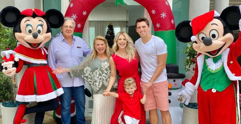 Em clima de Natal, Karina Bacchi posa coladinha a família: ”Amor, paz, prosperidade e muita fé!”