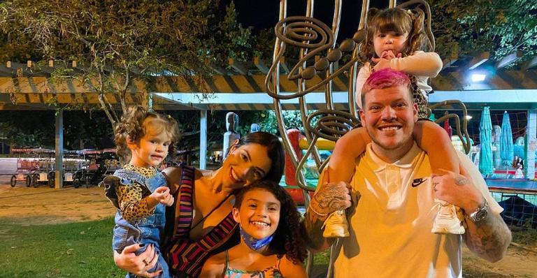 Thaís Vasconcellos, esposa de Ferrugem, exibe ensaio fotográfico natalino em família