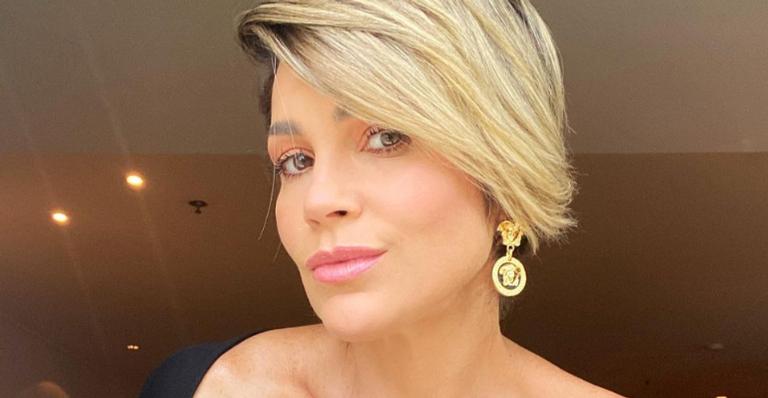 Flávia Alessandra veste cachorrinhos com trajes natalinos e encanta fãs: ”Que amor!”