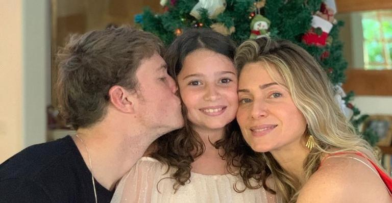 Leticia Spiller relembra clique natalino com os filhos e arranca elogios da web