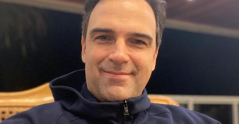 Tadeu Schmidt comemora nascimento da afilhada: ”Presente de natal mais lindo da história”