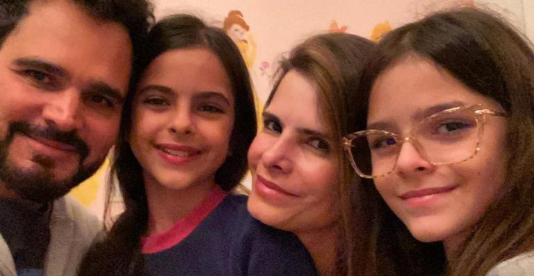 Luciano Camargo posa em clima natalino ao lado da família