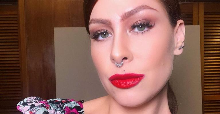 Em clima de Natal, Pitty posta clique raro ao lado do marido e da filha