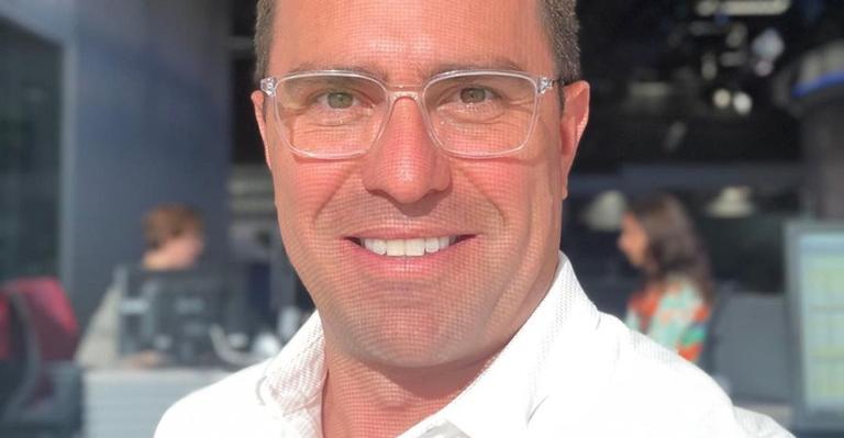 Rodrigo Bocardi posa com a equipe do Jornal da Globo e deseja um Feliz Natal