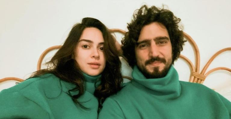 Thaila Ayala se declara ao posar ao lado do marido, Renato Góes: ”Meu grudinho”