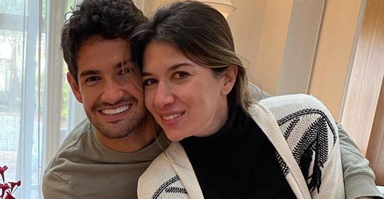 Em noite de Natal, Pato posa com Rebeca Abravanel e decoração luxuosa chama atenção
