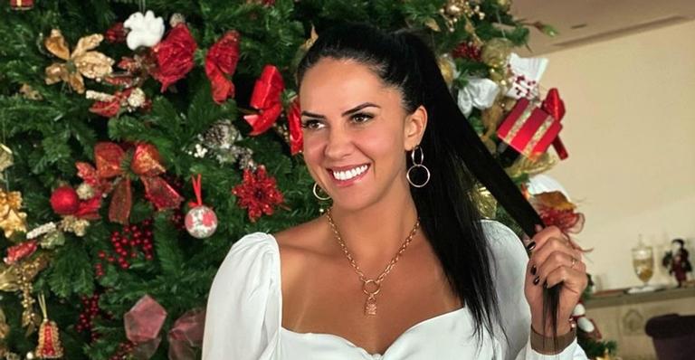 Graciele Lacerda aposta em vestido decotadíssimo para Natal e web reage com elogios