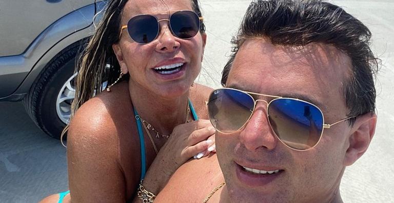 Gretchen curte praia ao lado do marido, Esdras de Souza: ”Melhor companhia”