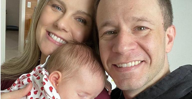 Daiana Garbin exibe o rosto da filha em lindo clique de Natal ao lado de Tiago Leifert