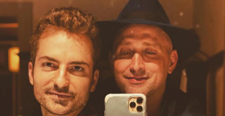 Paulo Gustavo posa agarradinho com o marido: ”Te amo muito”