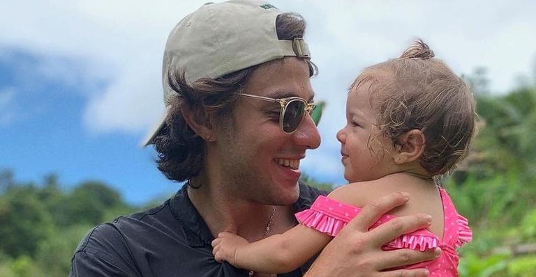 Chay Suede posta fotos com Maria e comemora primeiro ano da filha: ”Minha alegria”