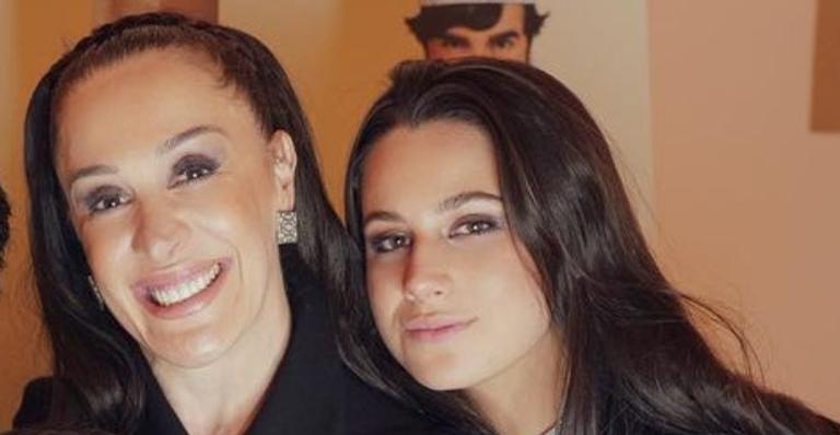 Claudia Raia compartilha vídeo divertido ao lado da filha e encanta web: ”Minha profissional”