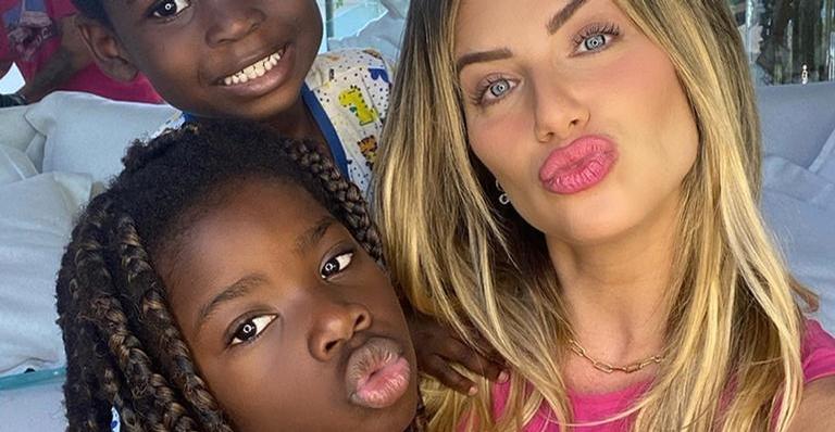 Giovanna Ewbank posa com Titi nas obras do Rancho da família: ”Nosso sonho se tornando realidade”