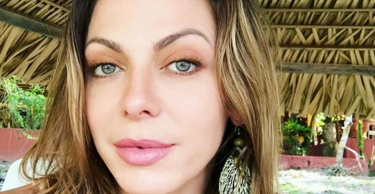 Sheila Mello relembra concurso Nova Loira do Tchan e confessa: ”Entrei para ganhar o carro”