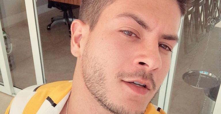 Arthur Aguiar encanta ao mostrar banho de banheira com a filha, Sophia: ”Momentos simples”
