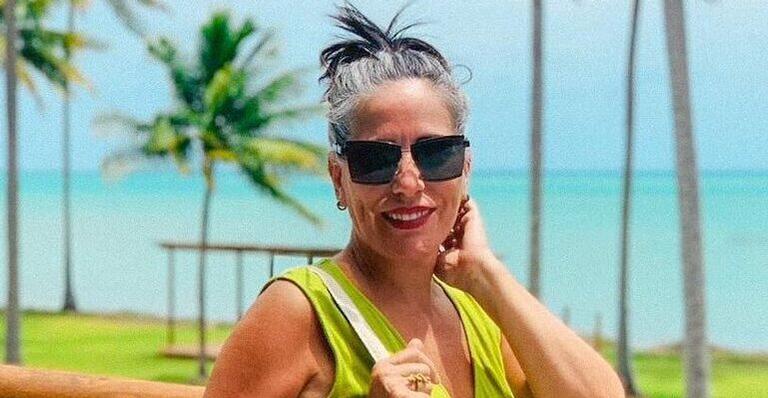 Glória Pires impressiona ao surgir tomando sol: ”A perfeição, meu Deus”