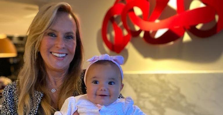 Helô Pinheiro surge brincando com a neta Manuella e encanta web: ”Ser avó é ter a alegria”