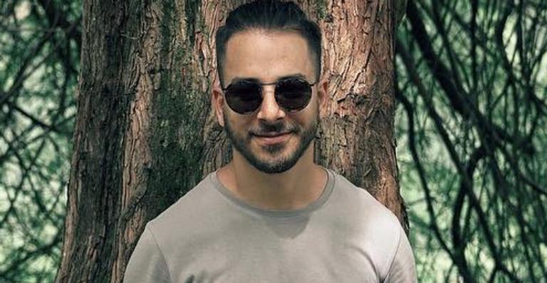 Junior Lima se arrisca na cozinha e mostra resultado: ”Que vire tradição nessa família”