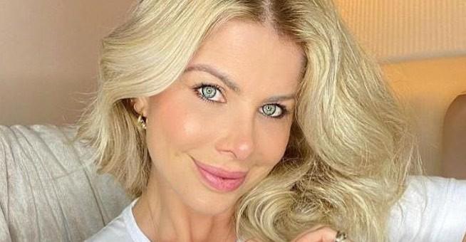 Karina Bacchi mostra um pedacinho de seu ”treino diário” e diverte os seguidores