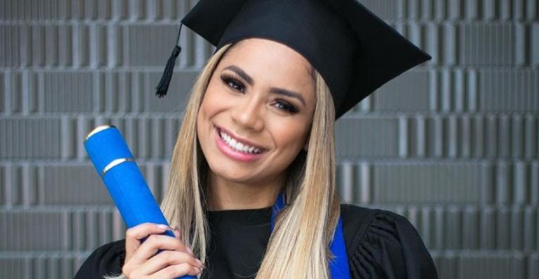 Lexa se forma e posa de beca e com diploma na mão: ”Feliz de realizar mais um sonho”
