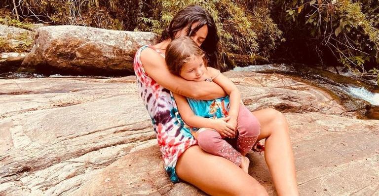 Yanna Lavigne posta foto da filha com a árvore de Natal e brinca: ”Perdi o timing?”