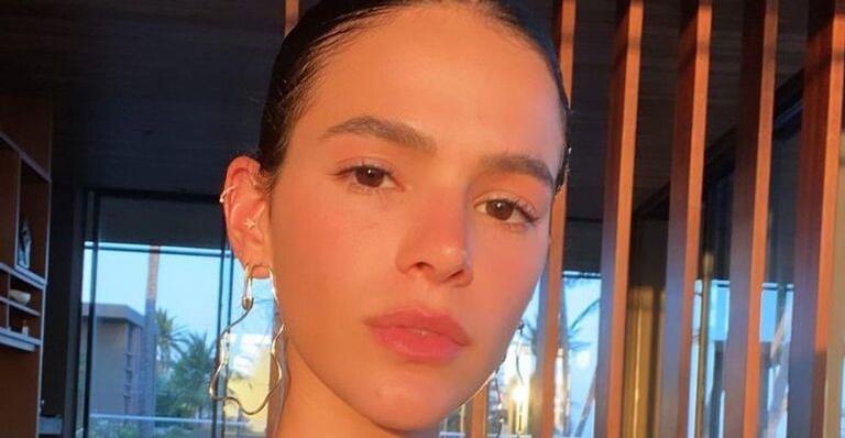 Bruna Marquezine esbanja corpão em biquíni trançado e chama atenção