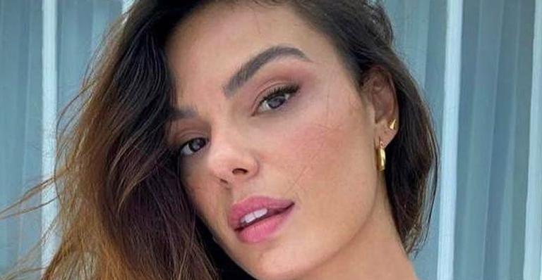 De biquíni, Isis Valverde surge de ponta cabeça em paisagem paradisíaca: ”Nossa Bahia”