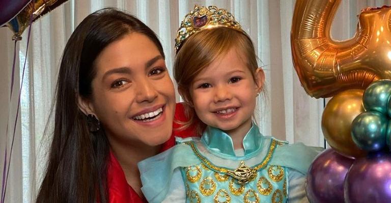 Thais Fersoza posta foto cozinhando com Melinda: ”Amo quando pedem pra ser meus ajudantes”