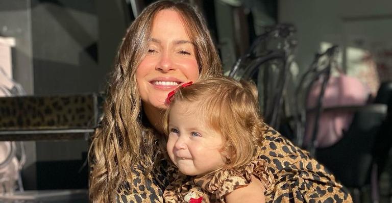 Claudia Leitte diverte a web ao mostrar a filha com o pézinho todo sujo de terra