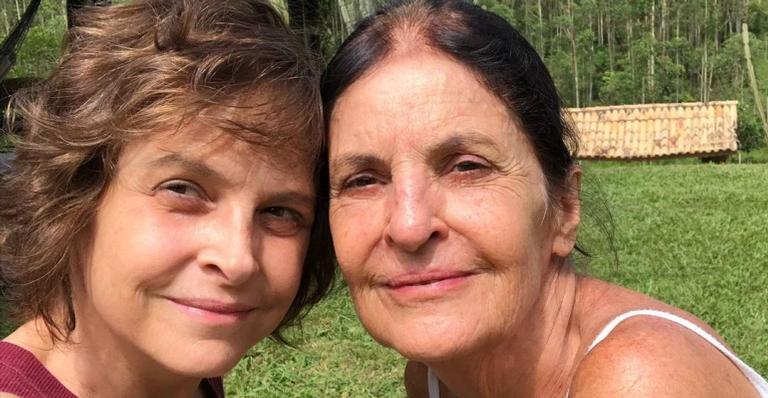 Drica Moraes comemora reencontro com a mãe após isolamento: ”Refúgio”
