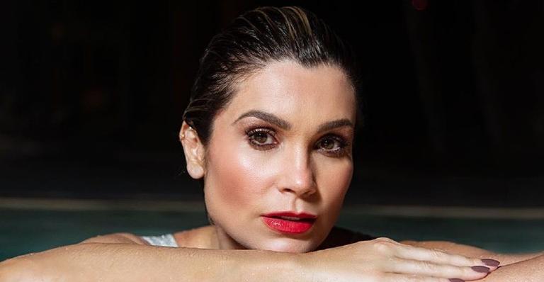 Flávia Alessandra arranca suspiros ao publicar cliques de maiô cavado: ”Dona do mar”