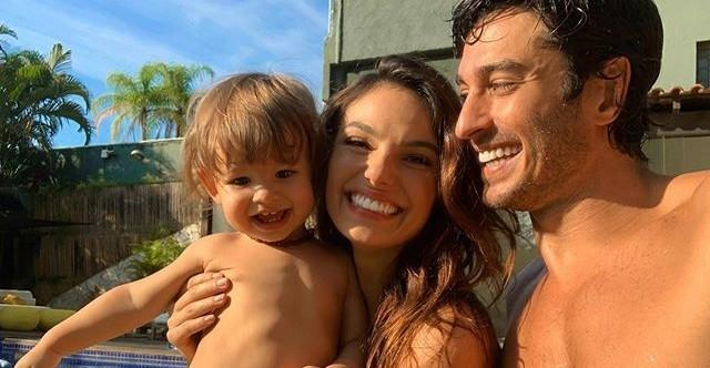 Isis Valverde posta registros lindíssimos do marido e do filho durante passeio: ”Meus meninos”
